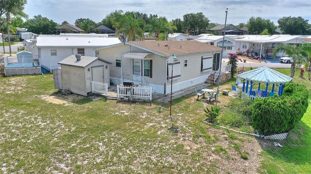 合同活跃: $115,000 (2 贝兹, 1 浴室, 910 平方英尺)