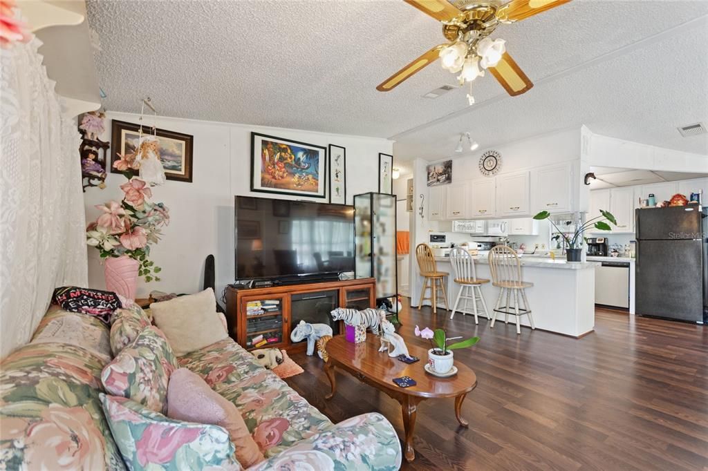 合同活跃: $115,000 (2 贝兹, 1 浴室, 910 平方英尺)