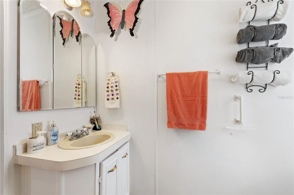 合同活跃: $115,000 (2 贝兹, 1 浴室, 910 平方英尺)