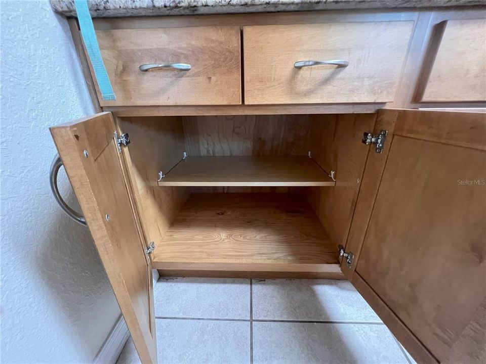 Active With Contract: $250,000 (3 beds, 2 baths, 1962 Square Feet)