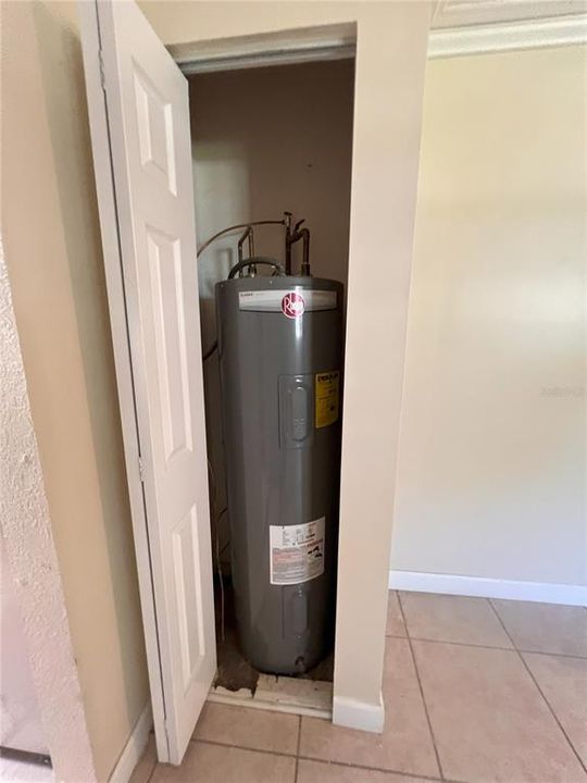 Active With Contract: $250,000 (3 beds, 2 baths, 1962 Square Feet)