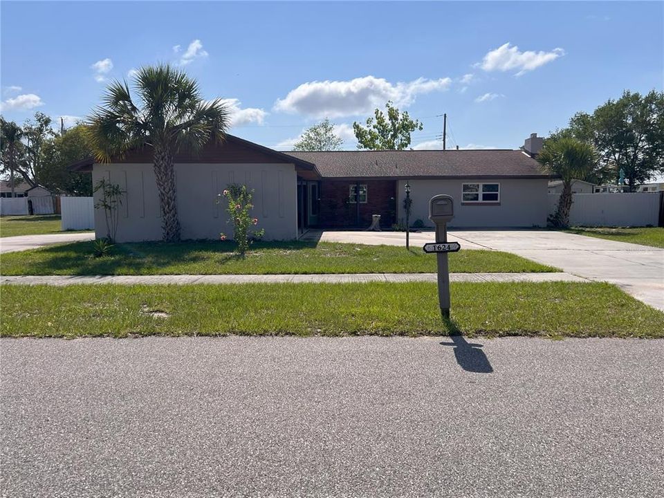 Active With Contract: $250,000 (3 beds, 2 baths, 1962 Square Feet)