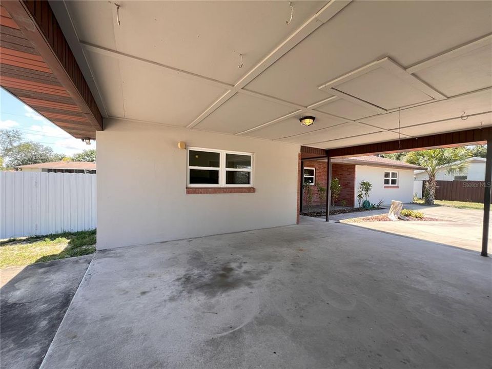 Active With Contract: $250,000 (3 beds, 2 baths, 1962 Square Feet)