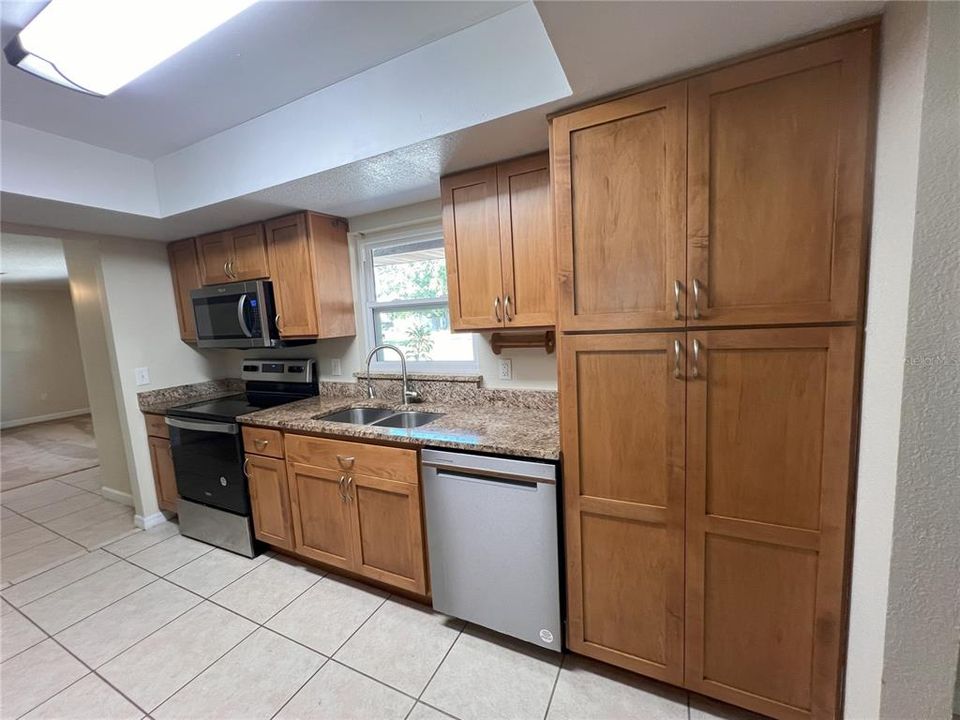 Active With Contract: $250,000 (3 beds, 2 baths, 1962 Square Feet)