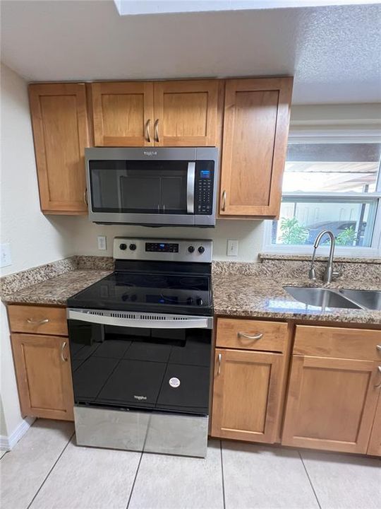 Active With Contract: $250,000 (3 beds, 2 baths, 1962 Square Feet)