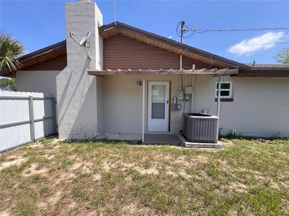 Active With Contract: $250,000 (3 beds, 2 baths, 1962 Square Feet)