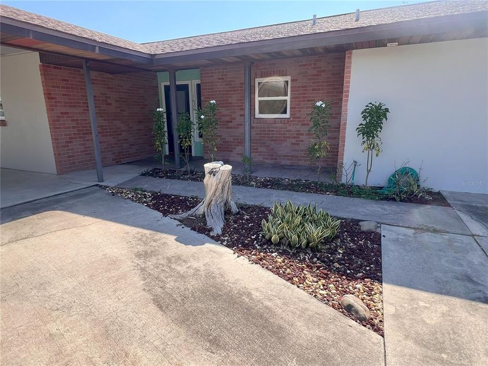 Active With Contract: $250,000 (3 beds, 2 baths, 1962 Square Feet)