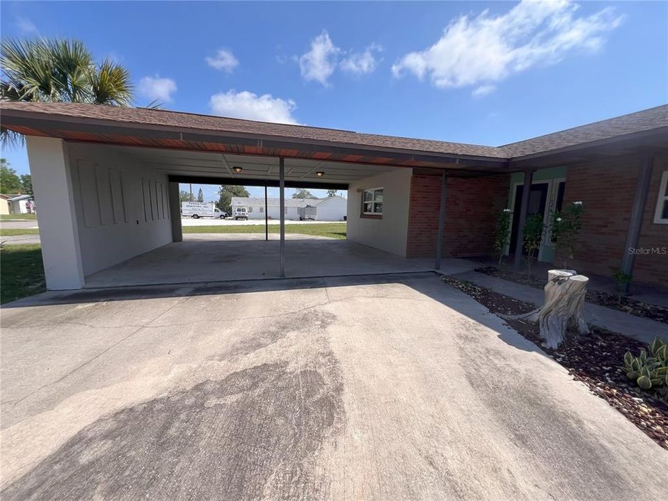 Active With Contract: $250,000 (3 beds, 2 baths, 1962 Square Feet)