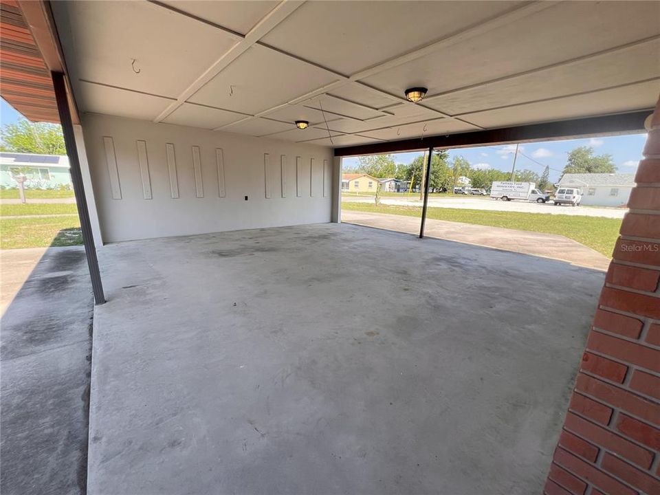 Active With Contract: $250,000 (3 beds, 2 baths, 1962 Square Feet)