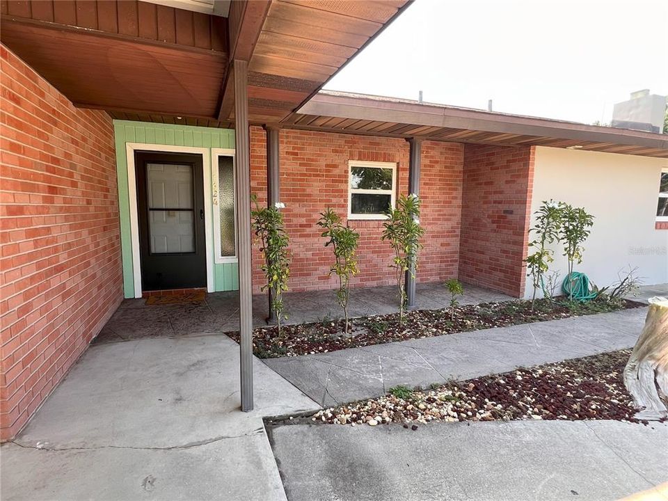 Active With Contract: $250,000 (3 beds, 2 baths, 1962 Square Feet)