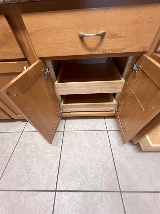 Active With Contract: $250,000 (3 beds, 2 baths, 1962 Square Feet)