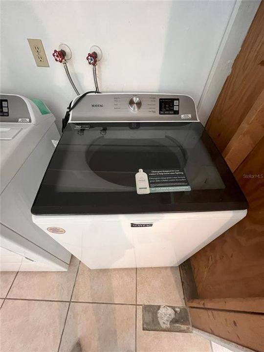 Active With Contract: $250,000 (3 beds, 2 baths, 1962 Square Feet)