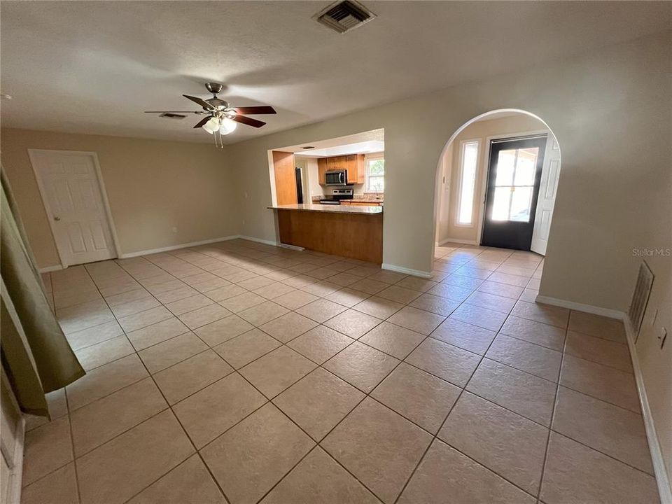 Active With Contract: $250,000 (3 beds, 2 baths, 1962 Square Feet)