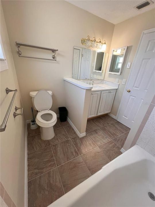 Active With Contract: $250,000 (3 beds, 2 baths, 1962 Square Feet)