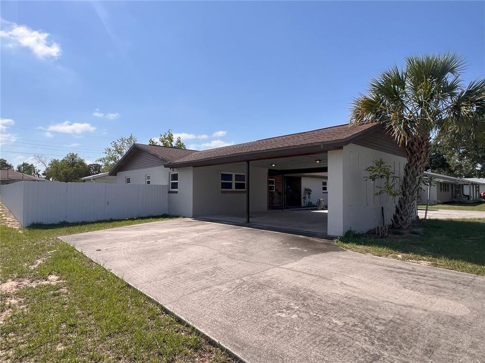Active With Contract: $250,000 (3 beds, 2 baths, 1962 Square Feet)