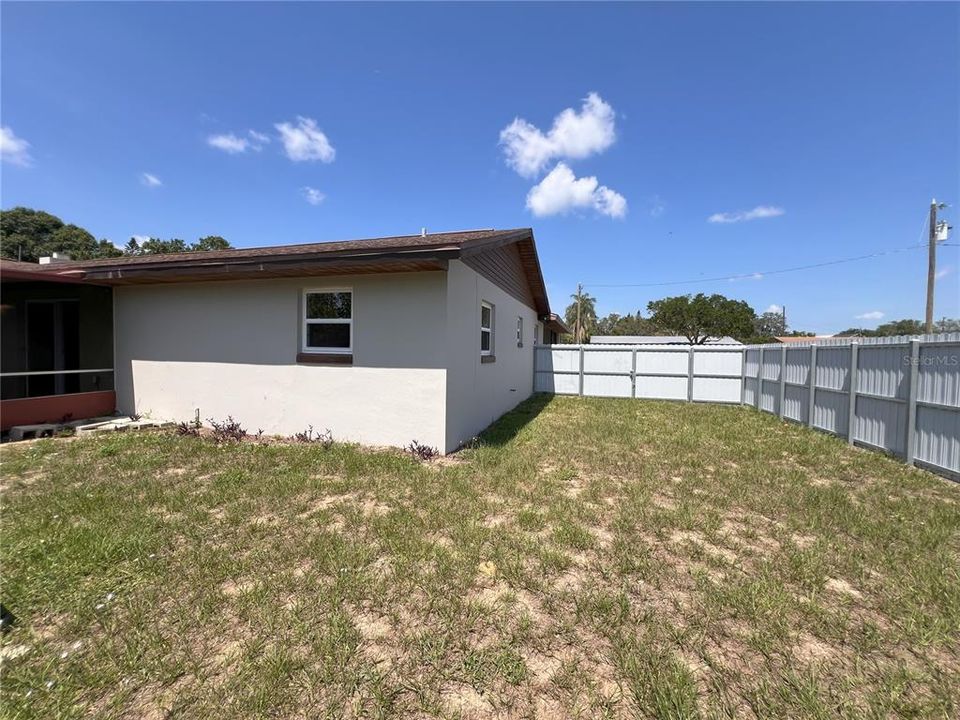 Active With Contract: $250,000 (3 beds, 2 baths, 1962 Square Feet)