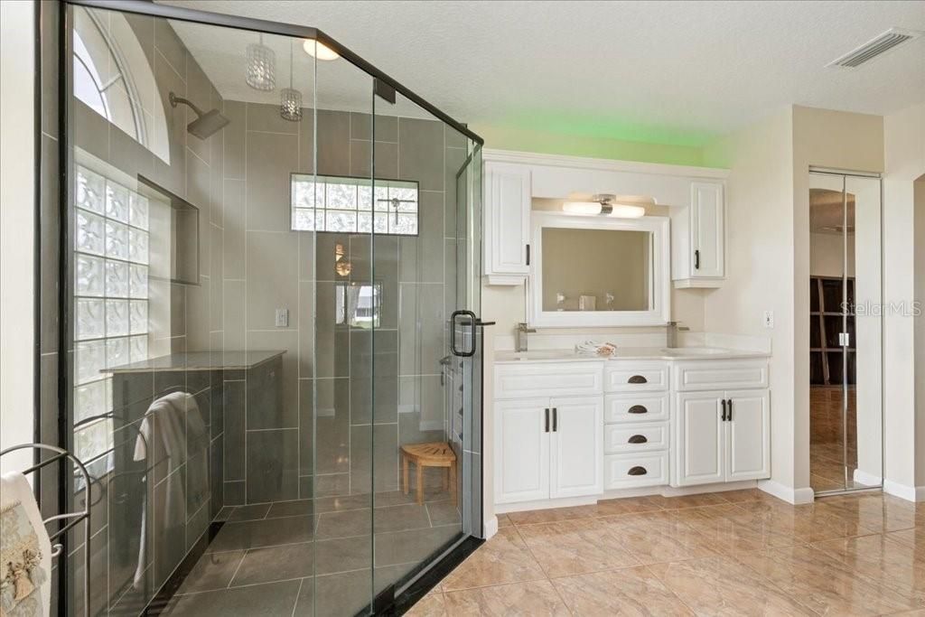 合同活跃: $525,000 (3 贝兹, 2 浴室, 1993 平方英尺)