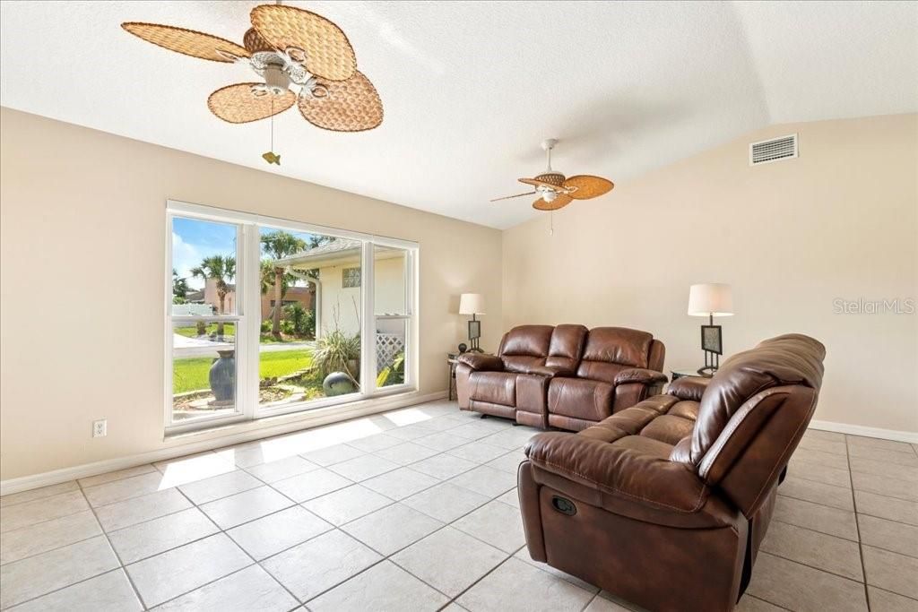 合同活跃: $525,000 (3 贝兹, 2 浴室, 1993 平方英尺)