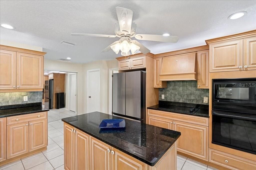 合同活跃: $525,000 (3 贝兹, 2 浴室, 1993 平方英尺)