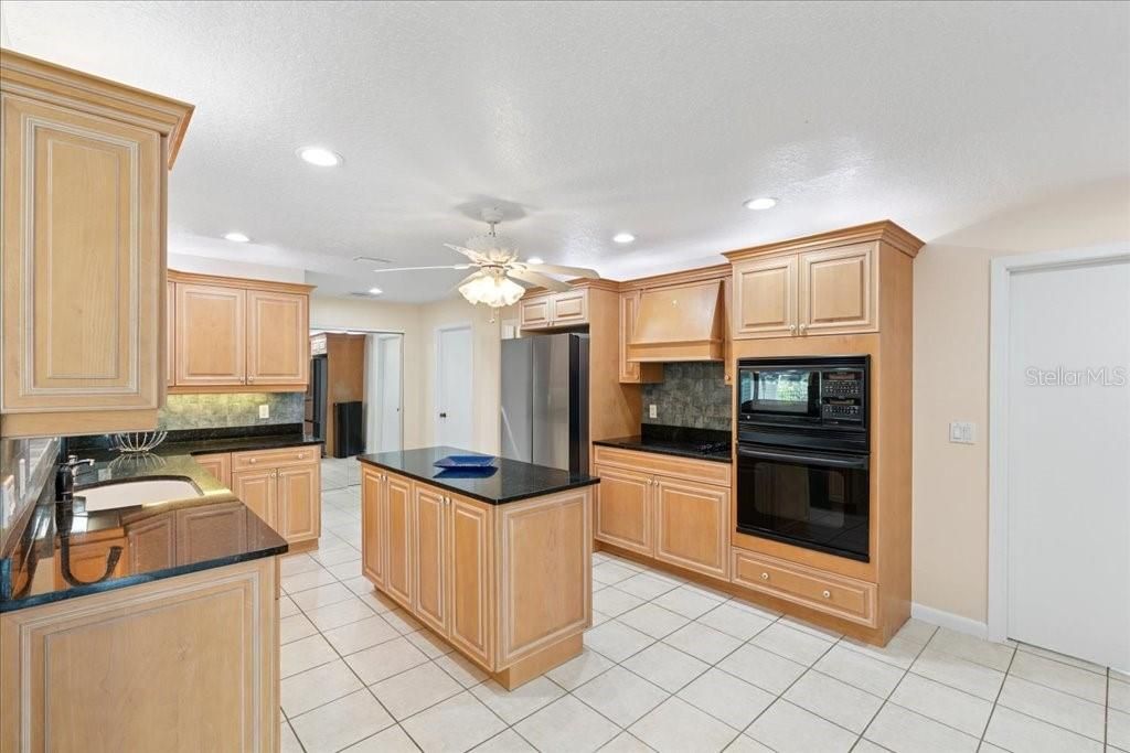 合同活跃: $525,000 (3 贝兹, 2 浴室, 1993 平方英尺)