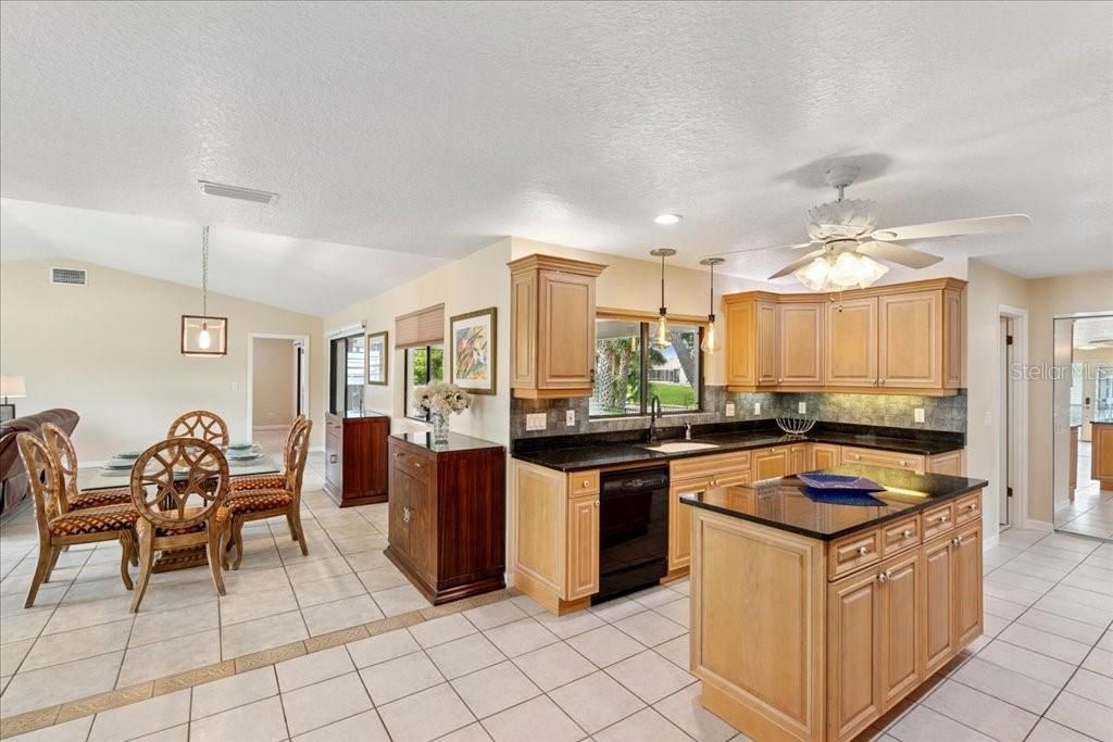 合同活跃: $525,000 (3 贝兹, 2 浴室, 1993 平方英尺)