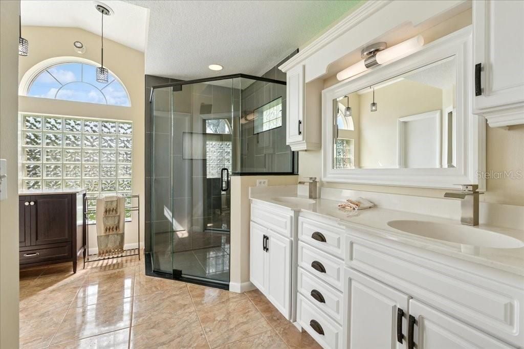 合同活跃: $525,000 (3 贝兹, 2 浴室, 1993 平方英尺)