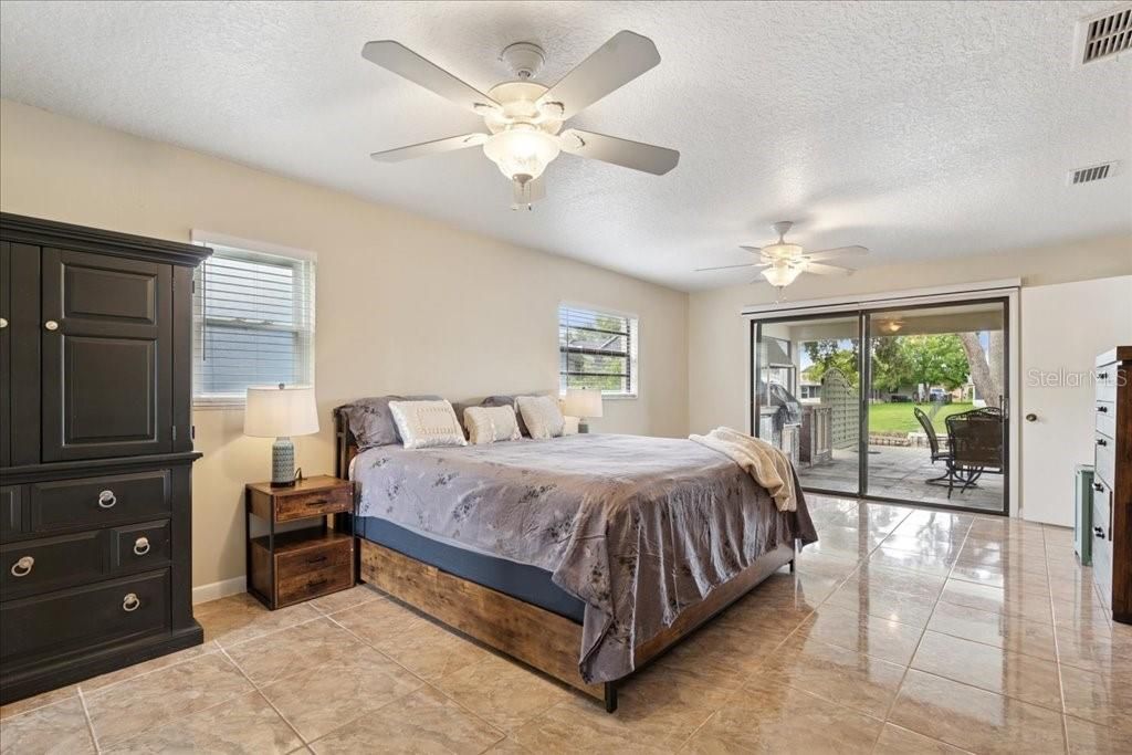 合同活跃: $525,000 (3 贝兹, 2 浴室, 1993 平方英尺)