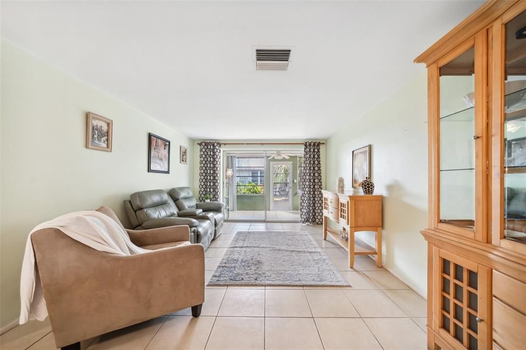 Под контрактом: $68,000 (2 спален, 1 ванн, 831 Квадратных фут)