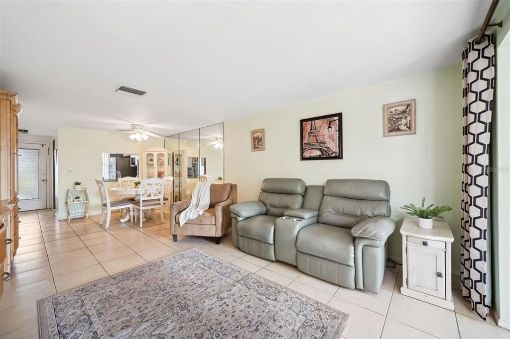 Под контрактом: $68,000 (2 спален, 1 ванн, 831 Квадратных фут)