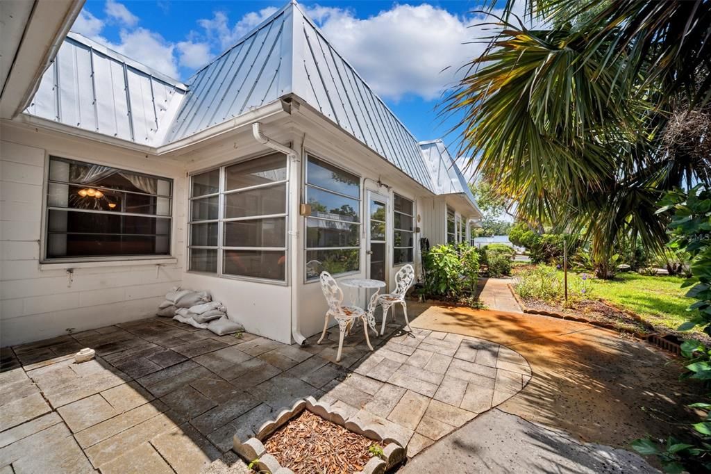 Под контрактом: $68,000 (2 спален, 1 ванн, 831 Квадратных фут)