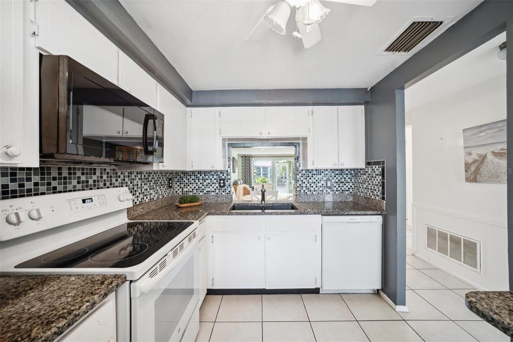 Под контрактом: $68,000 (2 спален, 1 ванн, 831 Квадратных фут)