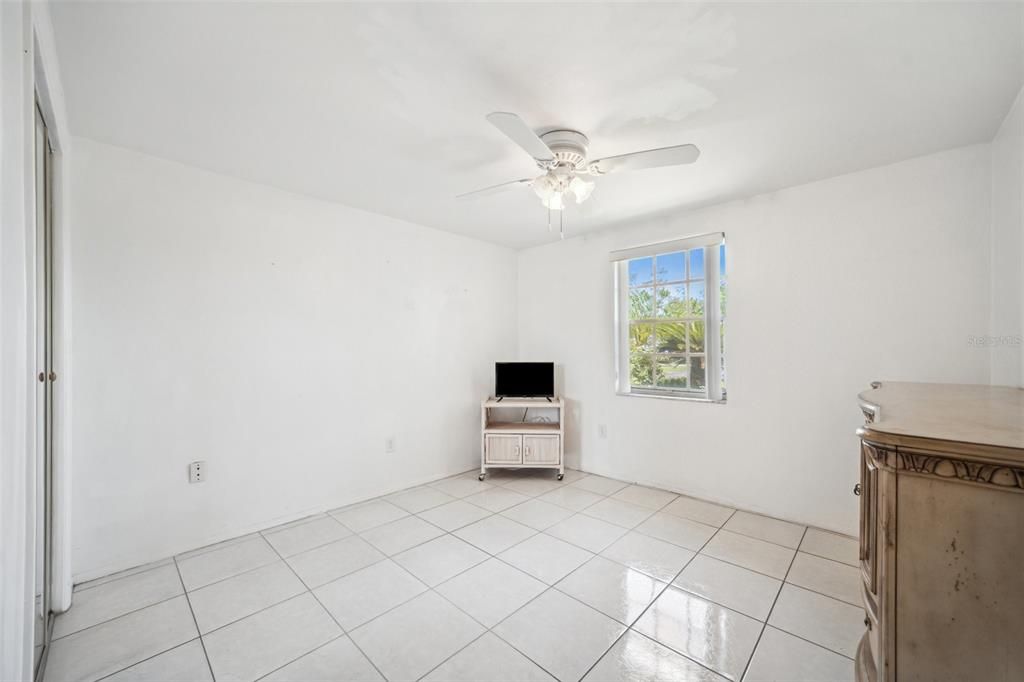 Под контрактом: $68,000 (2 спален, 1 ванн, 831 Квадратных фут)