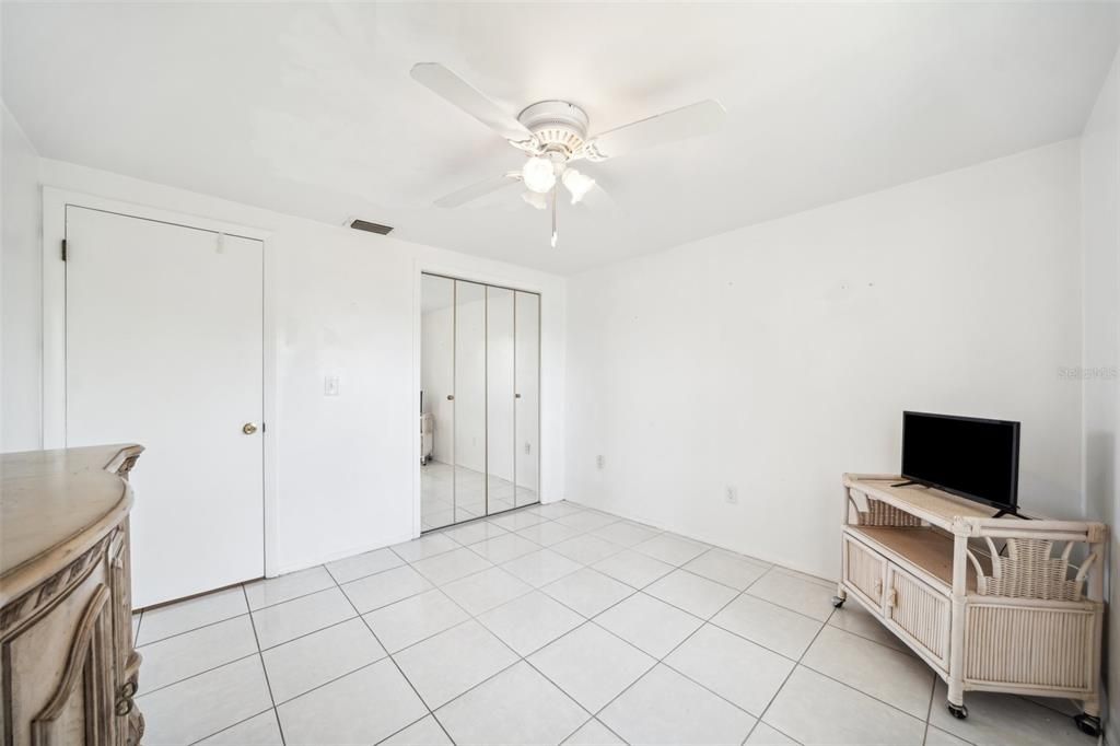 Под контрактом: $68,000 (2 спален, 1 ванн, 831 Квадратных фут)