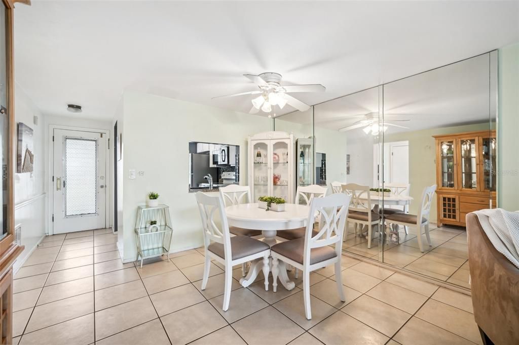 Под контрактом: $68,000 (2 спален, 1 ванн, 831 Квадратных фут)