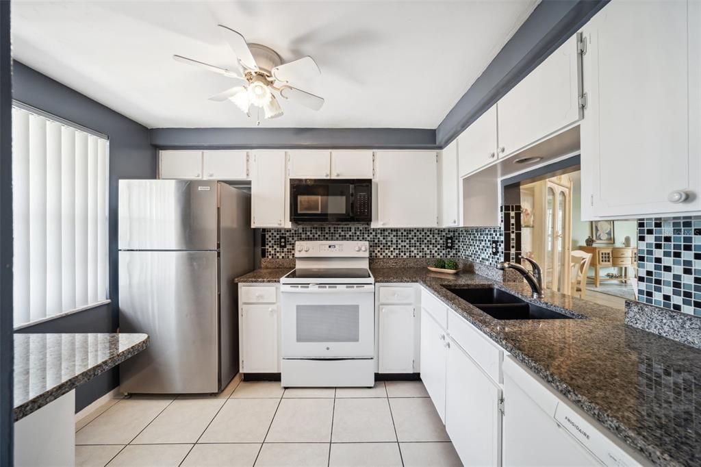 Под контрактом: $68,000 (2 спален, 1 ванн, 831 Квадратных фут)