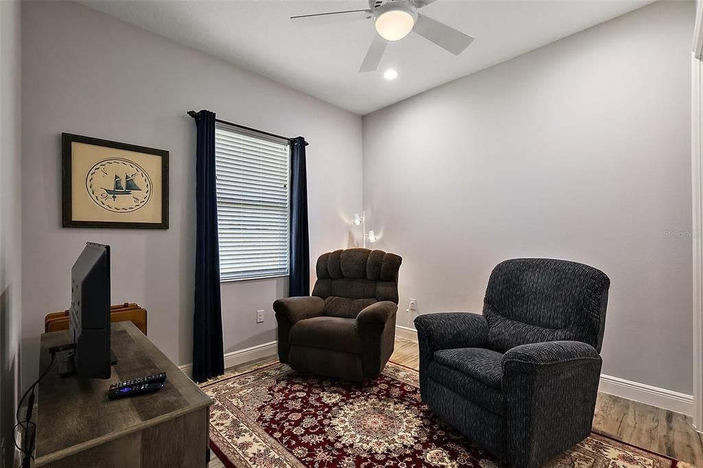 合同活跃: $549,900 (3 贝兹, 2 浴室, 2340 平方英尺)