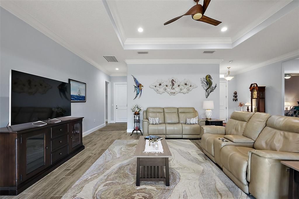 合同活跃: $549,900 (3 贝兹, 2 浴室, 2340 平方英尺)