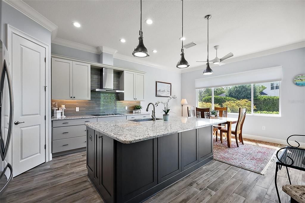 合同活跃: $549,900 (3 贝兹, 2 浴室, 2340 平方英尺)