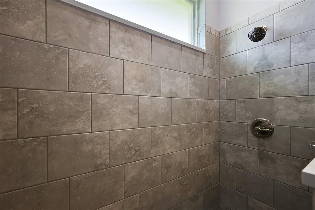 合同活跃: $549,900 (3 贝兹, 2 浴室, 2340 平方英尺)