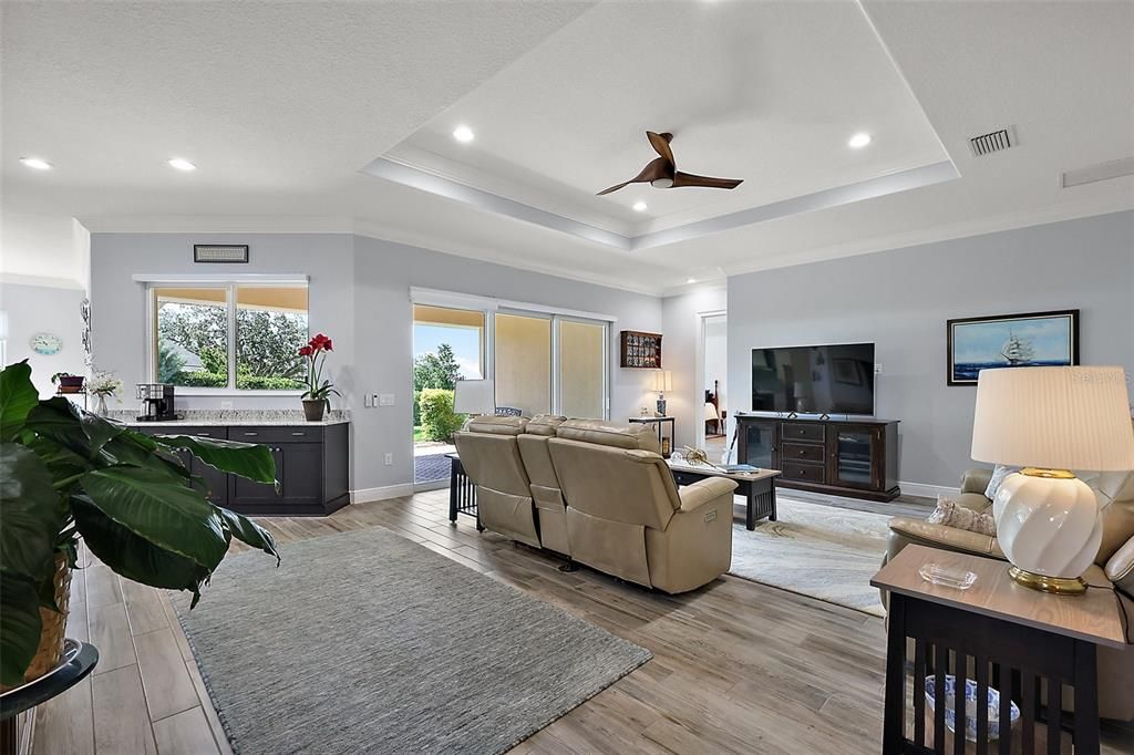 合同活跃: $549,900 (3 贝兹, 2 浴室, 2340 平方英尺)