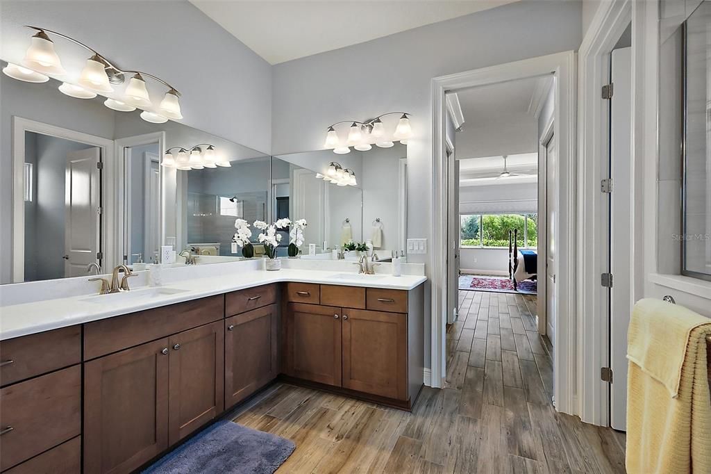 合同活跃: $549,900 (3 贝兹, 2 浴室, 2340 平方英尺)