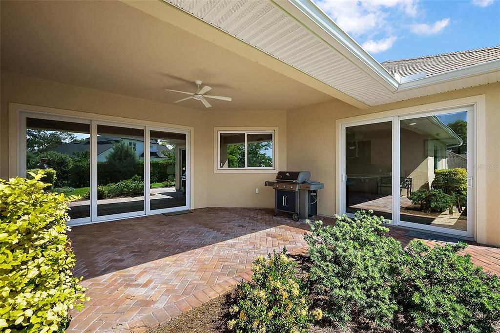 合同活跃: $549,900 (3 贝兹, 2 浴室, 2340 平方英尺)