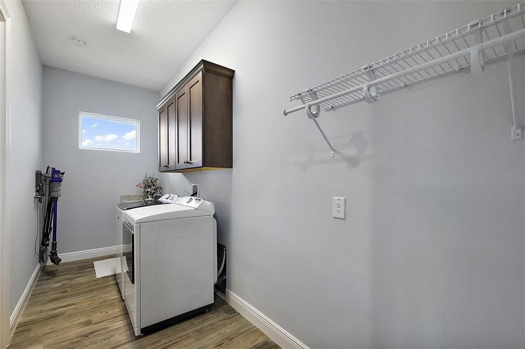 合同活跃: $549,900 (3 贝兹, 2 浴室, 2340 平方英尺)