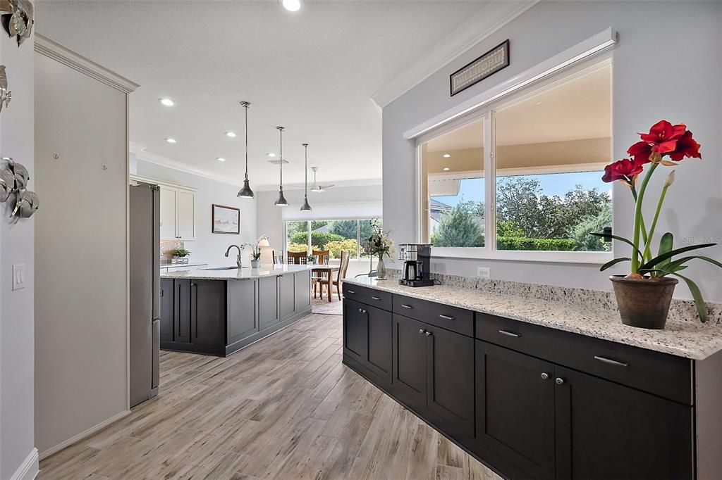 合同活跃: $549,900 (3 贝兹, 2 浴室, 2340 平方英尺)