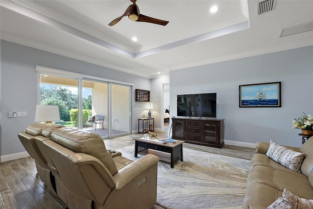 合同活跃: $549,900 (3 贝兹, 2 浴室, 2340 平方英尺)