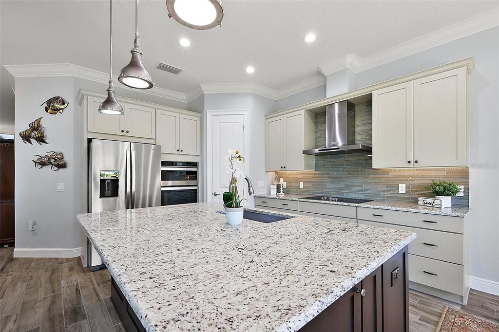 合同活跃: $549,900 (3 贝兹, 2 浴室, 2340 平方英尺)