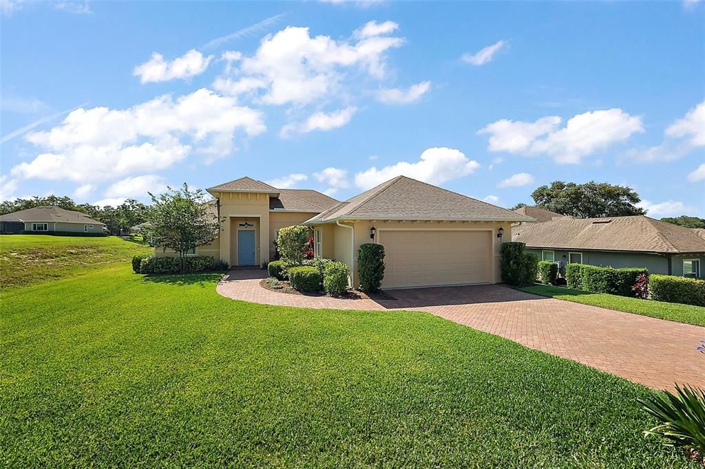 合同活跃: $549,900 (3 贝兹, 2 浴室, 2340 平方英尺)