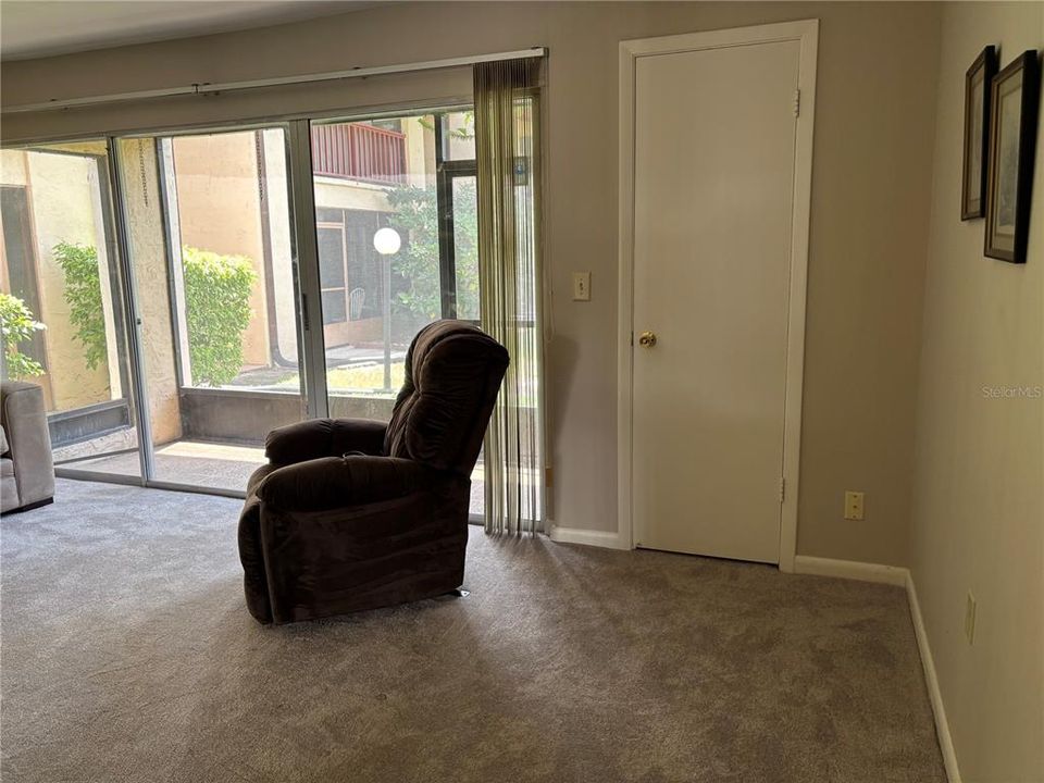 For Sale: $115,900 (1 beds, 1 baths, 682 Square Feet)