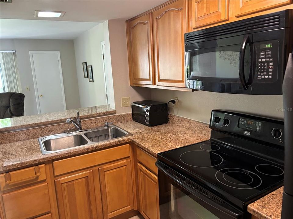 For Sale: $115,900 (1 beds, 1 baths, 682 Square Feet)