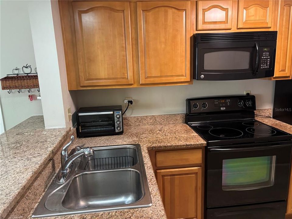 For Sale: $115,900 (1 beds, 1 baths, 682 Square Feet)